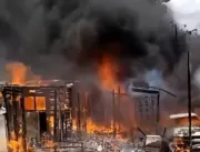 Incêndio destrói pelo menos cinco barracos em comu