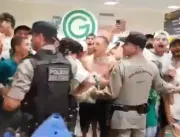 Vídeo: policial cai na festa com torcida em aeropo