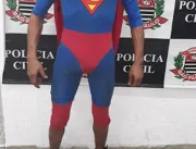 PM prende homem fantasiado de Superman por tráfico