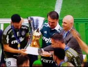 Bolsonaro entrega a taça de campeão ao Palmeiras 