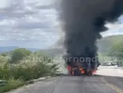 [VÍDEO] Caminhão fica destruído após pegar fogo na