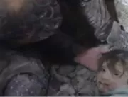 [VÍDEO] Menina de 1 ano e meio é resgatada ilesa d