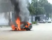 [VÍDEO] Bombeiros apaga fogo que consumia veículo 