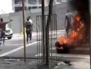 [VÍDEO] Vendedores ambulantes colocam fogo em pneu