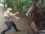 IMAGEM FORTE: Homem é filmado agredindo cavalo na 