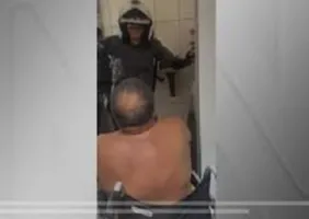 Vídeo mostra agressão de policiais a cadeirante du