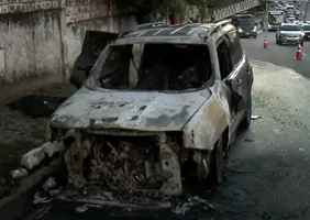 VÍDEO. Carro pega fogo na Avenida Pedro II, em Joã