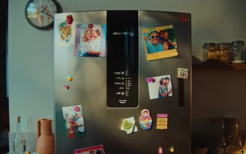 Brastemp mostra conexão emocional com geladeira em nova campanha publicitária