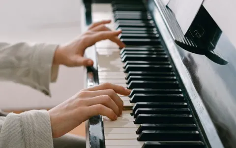 Entenda 5 Benefícios para sua Vida ao aprender a Tocar Piano