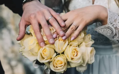 Por que as Alianças de Casamento e Alianças de Noivado São Usadas no Quarto Dedo?