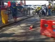Motociclista morre decapitado ao não ver corrente 