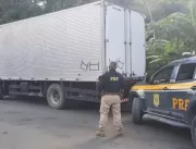 Bandidos armados interceptam caminhão e roubam car