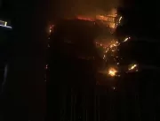 Incêndio atinge arranha-céu de 42 andares em Hong 