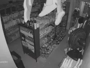 VÍDEO: Homem fura teto de mercado para furtar dinh
