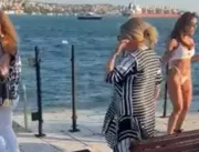 Anitta se exibe dançando de biquíni na Turquia e  