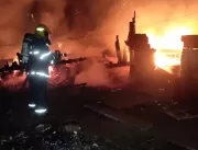 Casa pega fogo e fica destruída após criança brinc