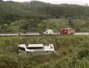 Ônibus com 54 passageiros tomba no Paraná, deixa p