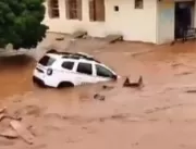 Viatura arrastada pela enchente em Barra do Rio Az