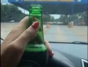 Motorista publica foto bebendo ao volante e leva m