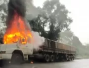 Carreta é incendiada na BR 282 em Santa Catarina