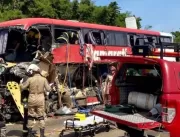 Grave colisão entre ônibus e carreta deixa 11 mort