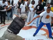 Capoeirista aplica rasteira em policial e arruma c