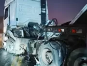 Grave acidente entre carreta e caminhão ocorre na 