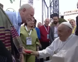 VÍDEO: Papa Francisco abençoa bandeira do MST