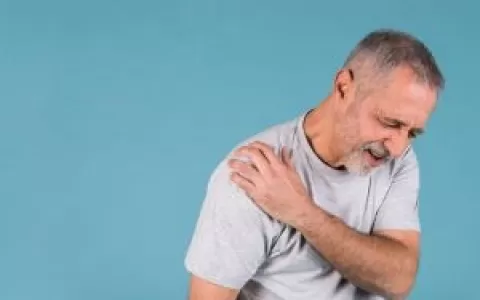 Inflamação no ombro pode limitar movimento do memb