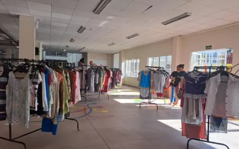 Varal Solidário entrega mais de 800 peças de roupa