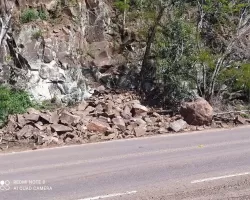 Motoristas reclamam de pedras sobre o acostamento 