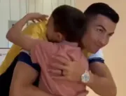 Em cena emocionante, Cristiano Ronaldo recebe meni
