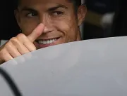 Cristiano Ronaldo janta na Espanha em carrão avali