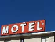 Jovem invade quarto de motel e ataca casal usando 