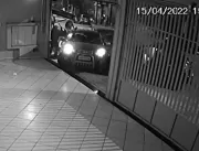 Homem joga carro em cima da ex-mulher e tenta matá