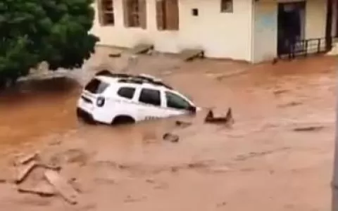 Viatura arrastada pela enchente em Barra do Rio Az