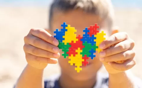 Dia Mundial de Conscientização sobre o Autismo é c