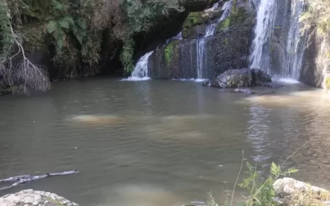 Jovem de 14 anos morre afogado em cachoeira no int