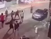 Adolescente usa o carro de sua mãe para atropelar 