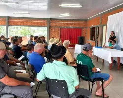 Prefeitura de Barra do Rio Azul reúne agricultores