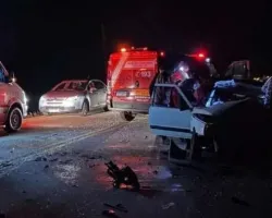 Forte colisão entre dois veículos deixa um morto e
