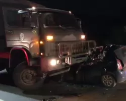 Colisão envolvendo caminhão do Exército deixa três