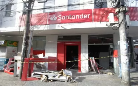 Criminosos explodem agência bancária em São João d