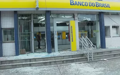 Criminosos explodem duas agências bancárias em São