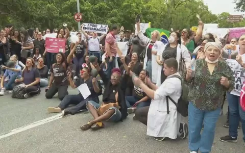 Enfermeiros e técnicos de enfermagem fazem protest