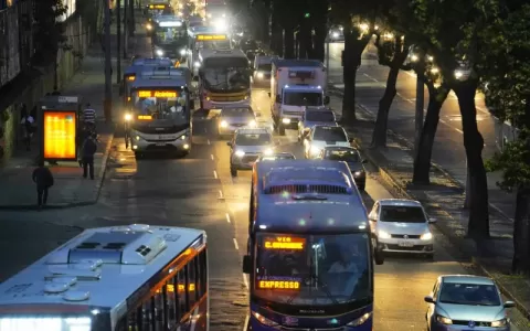 Paes anuncia ônibus de graça no Rio no dia da elei