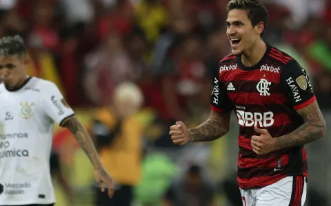 Flamengo volta a derrotar Corinthians e avança na 