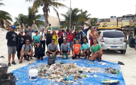 Cerca de 120 kg de lixo são coletados na Praia dos