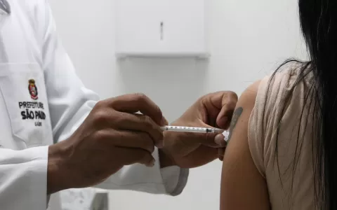 Técnicos pedem vacinas para impedir que variantes 