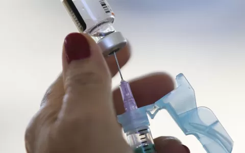 Baixa procura faz Rio prorrogar vacinação de crian